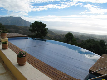 Infinity Pool with integrated cover